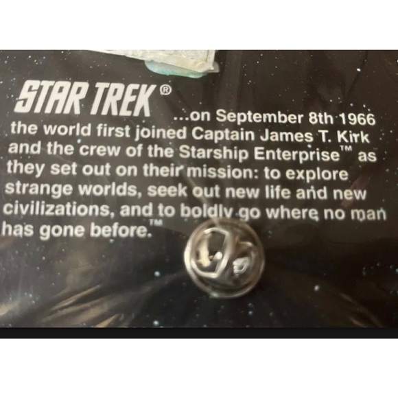 Star Trek Insignia Badge Hologram Pin NWT New Sealed Fandom NEW - Picture 5 of 5